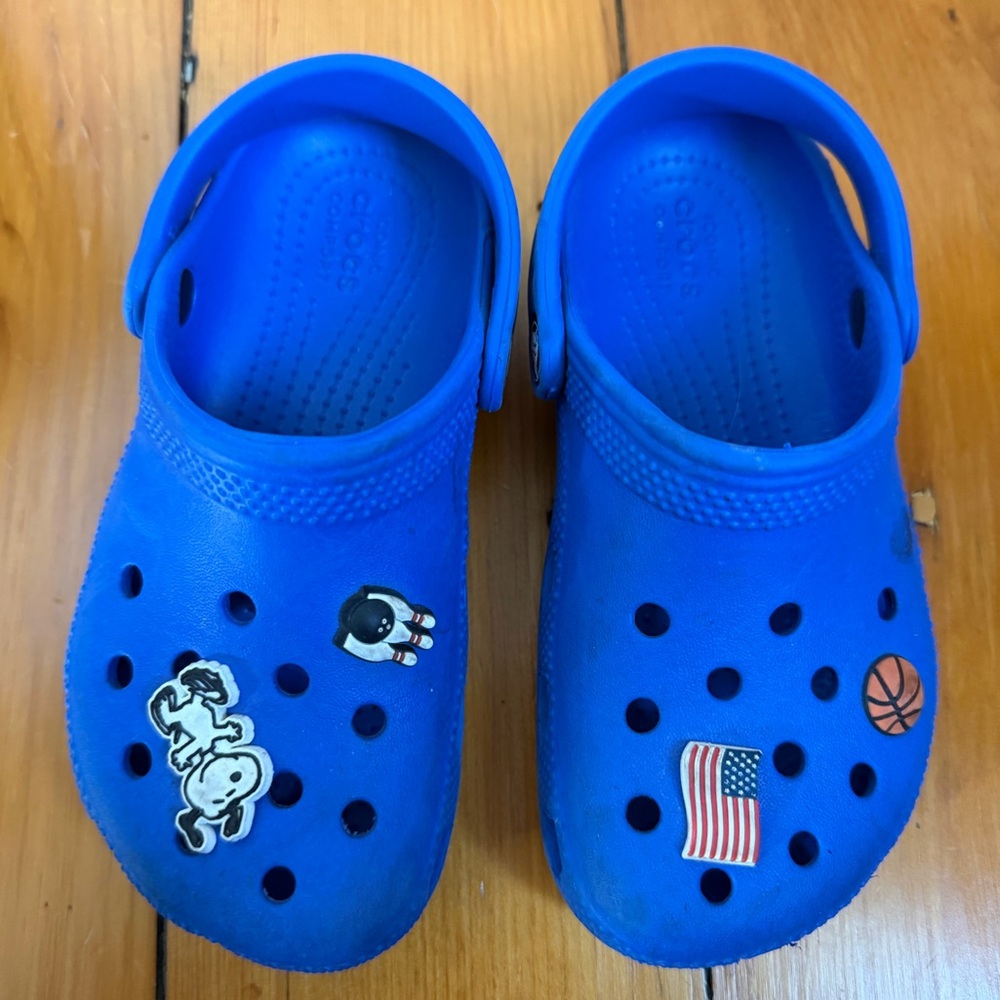 Kids Crocs summer clog sandal size 12 with 4 Jibbitz charms